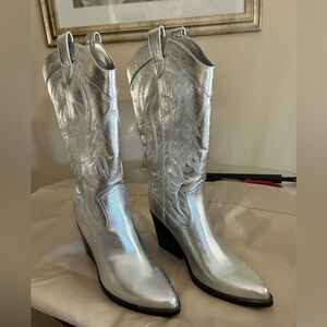 Stunning women’s Silver Western Boots NWOT SZ 8